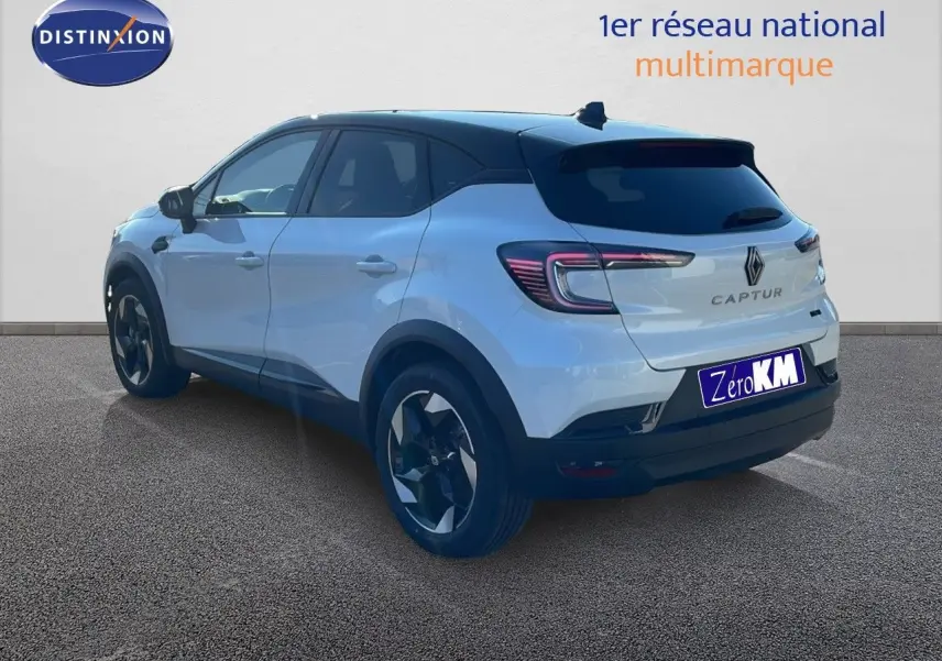 Renault Captur E-Tech hybride blanc nacré avec toit noir, vue 3/4 arrière côté gauche, jantes noires distinctives.