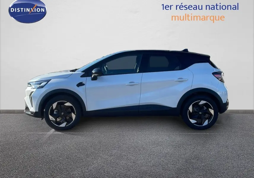 Profil côté gauche du Renault Captur 2025 blanc nacré avec toit noir, roues alliage et lignes modernes distinctives.