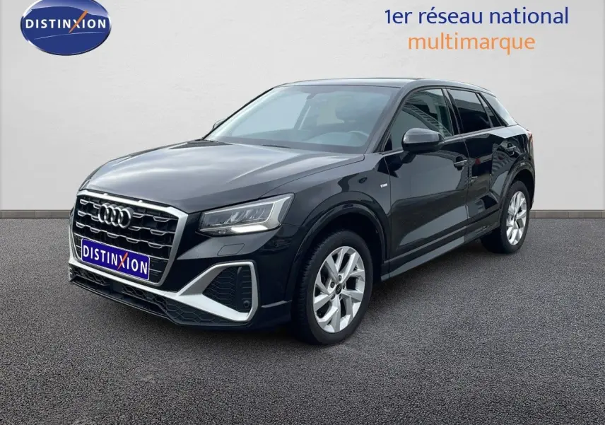Audi Q2 noir mito metal vue 3/4 avant droit, mettant en valeur sa calandre distinctive et ses jantes argentées.