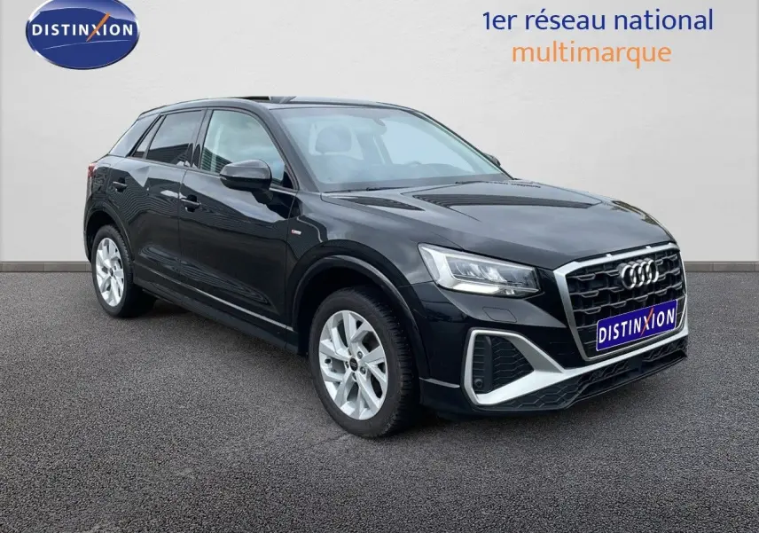 Audi Q2 noir mito metal en 3/4 avant droit, mettant en valeur sa calandre distinctive et ses jantes argentées.