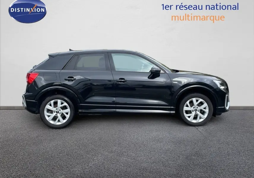 Audi Q2 noir mito metal vue de profil côté gauche, soulignant ses jantes argentées et sa silhouette compacte 5 portes.