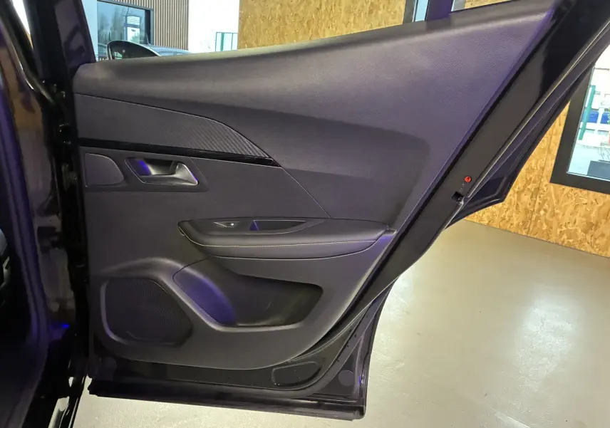 Vue rapprochée de la porte arrière gauche noire du Peugeot 2008 1.5 BlueHDi 130 GT Line, intérieur tissu noir.