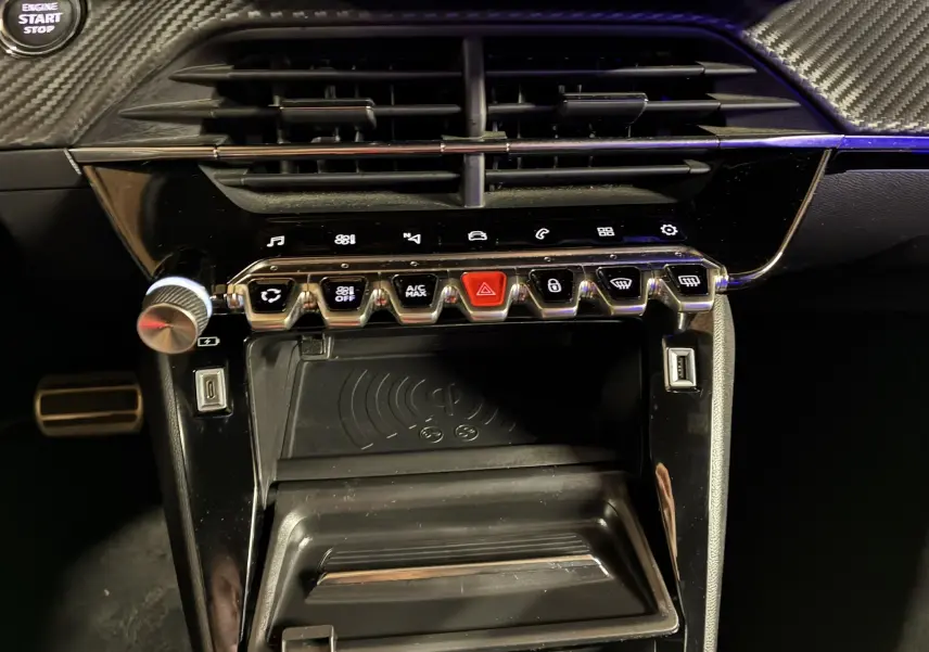 Vue rapprochée du tableau de bord noir du Peugeot 2008 1.5 BlueHDi 130 GT Line avec commandes tactiles et bouton start/stop.