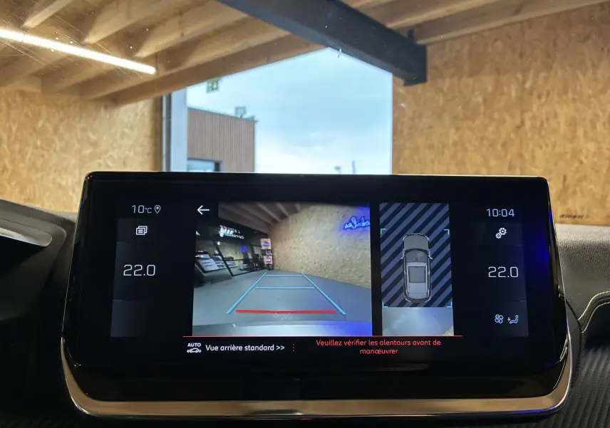 Écran central du Peugeot 2008 GT Line 2020 montrant la caméra de recul et l'affichage de la température intérieure.