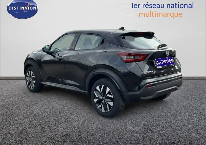 Vue 3/4 arrière droite du Nissan Juke 2023 noir perle métal avec jantes distinctives et feux arrière LED.