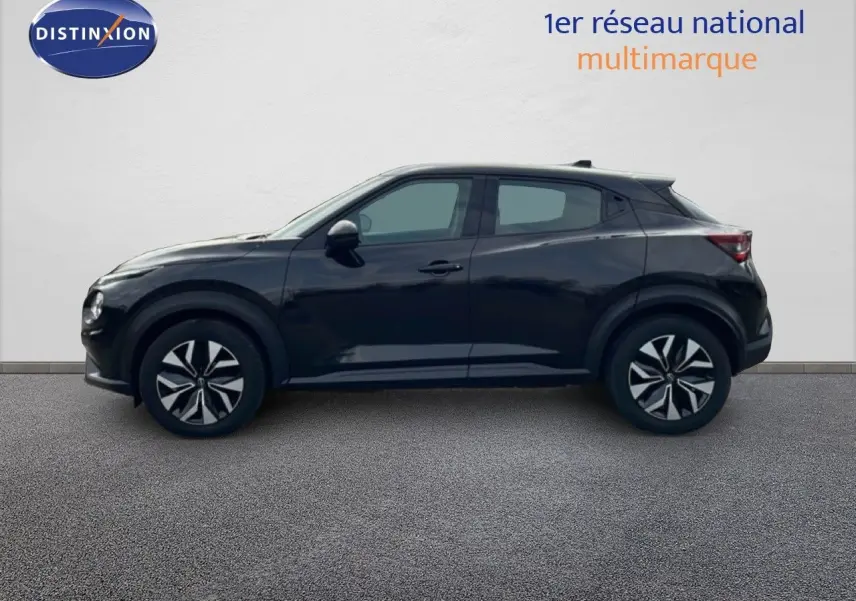 Profil côté gauche du Nissan Juke noir perle 2023 avec jantes au design bicolore distinctif.
