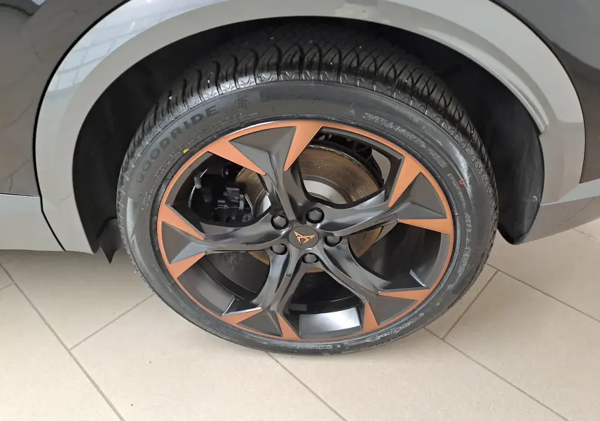 Gros plan sur la jante 19'' Black Cooper bicolore cuivre et noir du côté arrière droit du CUPRA Formentor Noir Minuit.