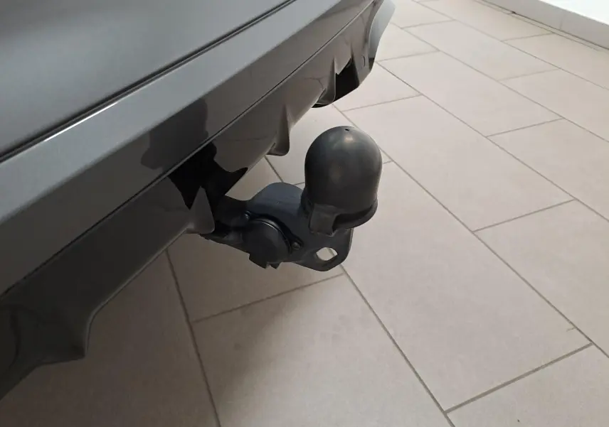 Gros plan sur le crochet d'attelage escamotable électrique à l'arrière d'une CUPRA Formentor Noir Minuit.