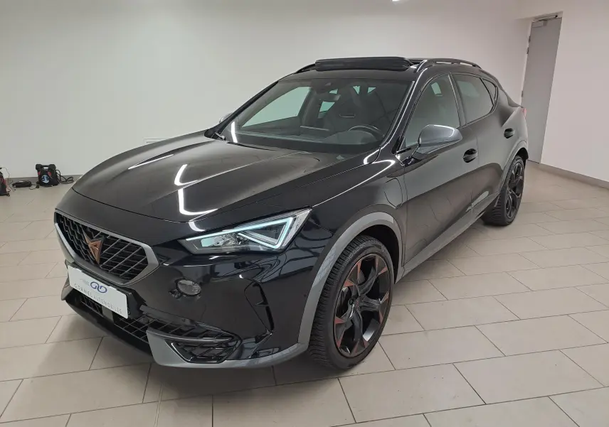 Vue 3/4 avant droite du CUPRA Formentor 1.4 e-HYBRID 2023 noir minuit avec jantes noires et toit ouvrant panoramique.