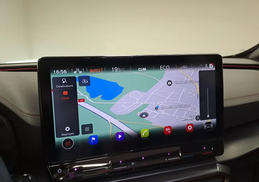 Écran tactile central du tableau de bord du CUPRA Formentor 2023 affichant la navigation GPS en intérieur noir et rouge.