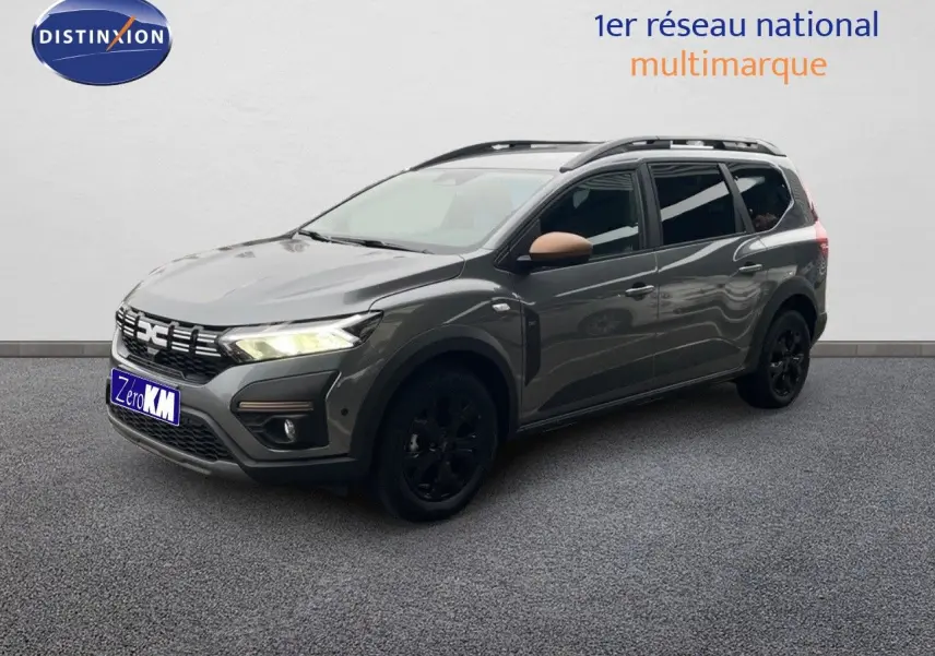 Vue 3/4 avant droite d'un Dacia Jogger gris schiste métallisé avec jantes noires et rétroviseurs couleur cuivre.