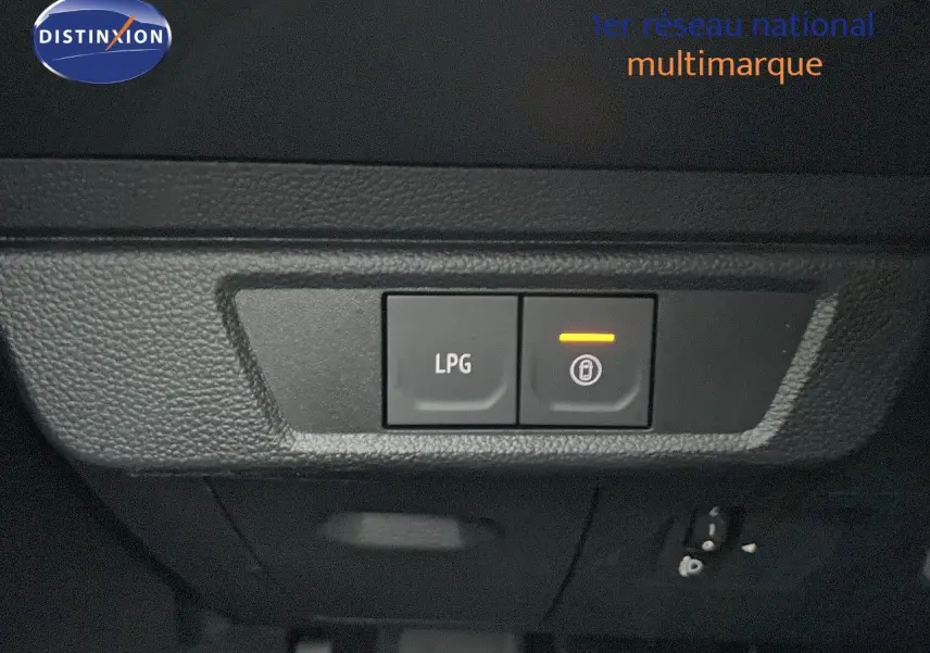 Boutons de commande LPG et verrouillage avec témoin orange, vue intérieure du tableau de bord d'une Dacia Jogger gris schiste.