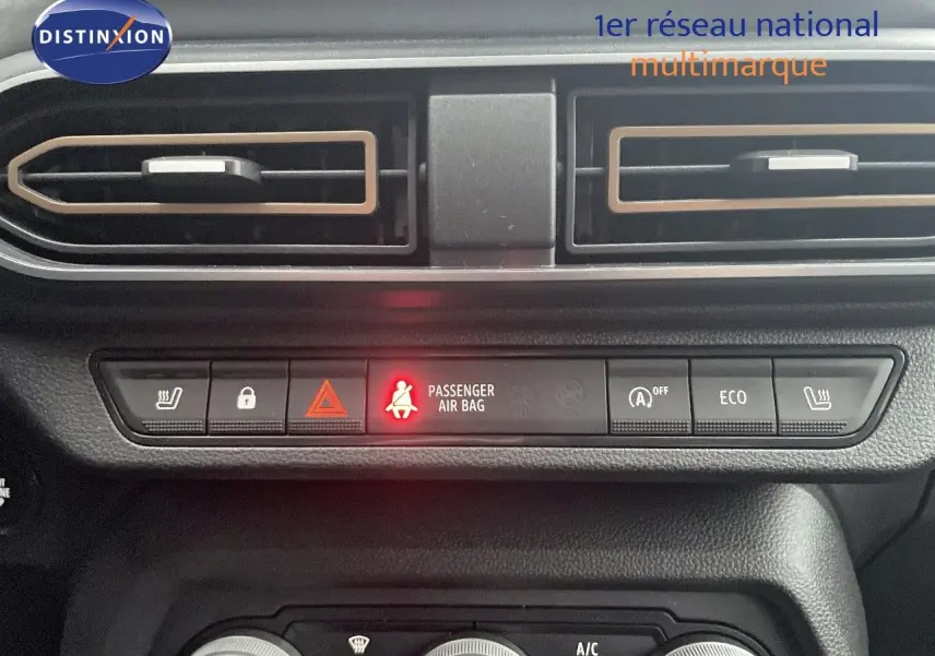 Vue rapprochée du tableau de bord du Dacia Jogger gris schiste, montrant les commandes de climatisation et d’alerte passager.