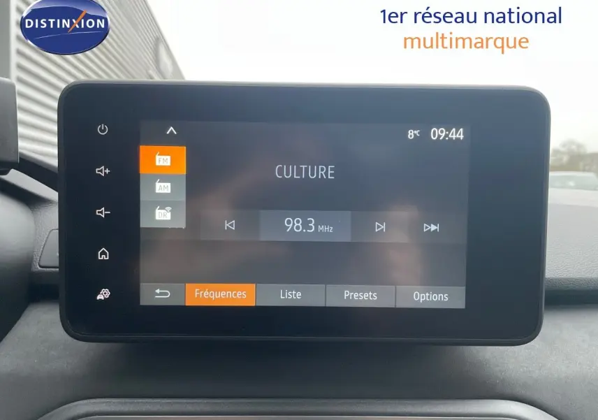 Écran tactile central de la Dacia Jogger 2026 affichant la radio FM sur fréquence 98.3 MHz en mode culture.