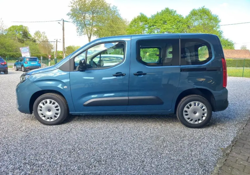 Vue latérale droite d'un Opel Combo Life Elegance M bleu 2025 avec portes coulissantes et jantes acier.