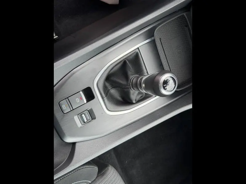 Gros plan sur le levier de vitesses manuel noir et argenté du Nissan Qashqai 2025, console centrale grise.