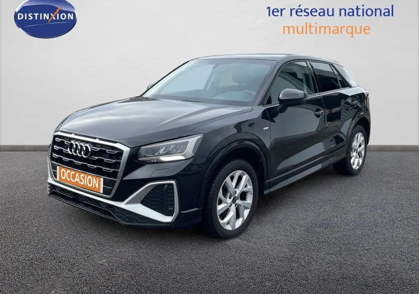 Audi Q2 noir mito metal vue 3/4 avant droit, mettant en valeur sa calandre distinctive et ses jantes argentées.
