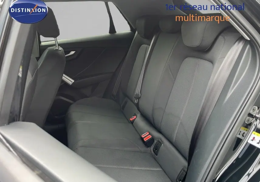 Vue intérieure côté droit des sièges arrière en tissu gris de l'Audi Q2 noir mito metal 2023.