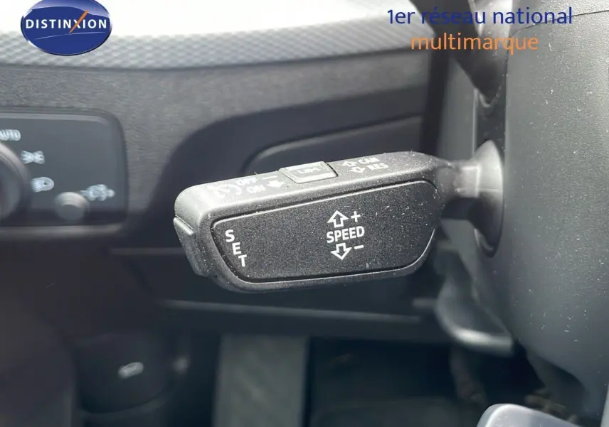 Gros plan sur le levier de régulateur de vitesse dans l'habitacle d'un Audi Q2 noir mito metal 2023.