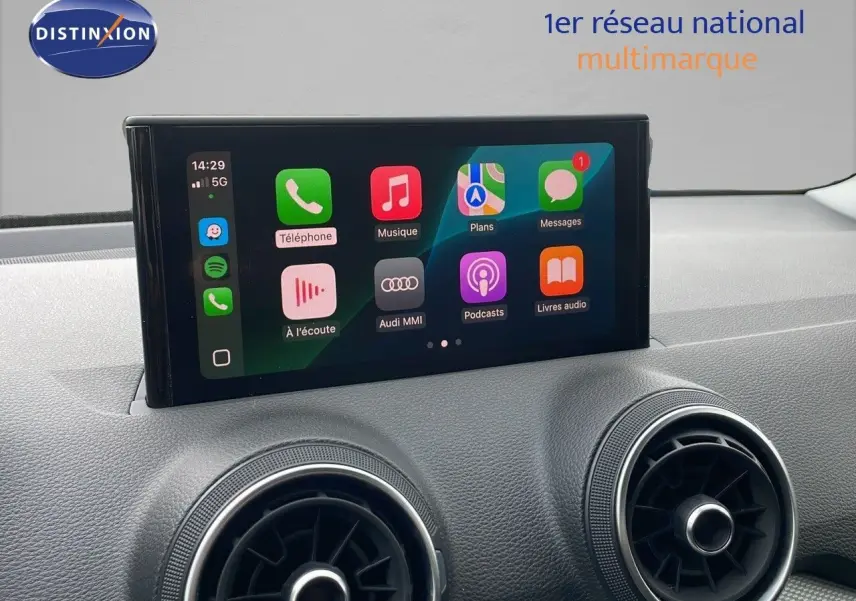 Écran tactile central avec interface Apple CarPlay sur tableau de bord gris d’Audi Q2 noir Mito Metal 2023.