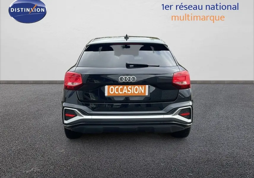 Vue arrière d'un Audi Q2 noir mito metal 2023 avec feux arrière rouges et plaque "OCCASION" visible.