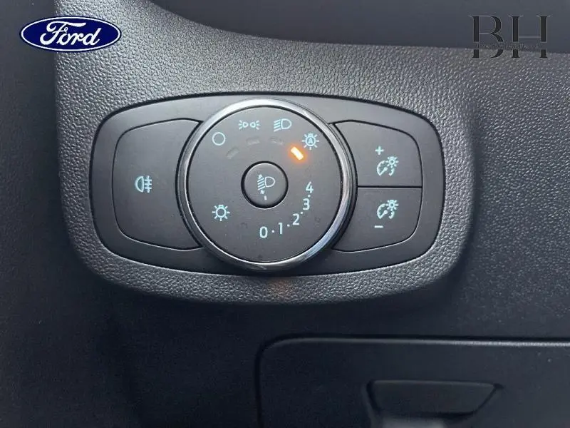 Gros plan sur la molette de réglage des phares de la Ford Fiesta 2022, finition Titanium Business.