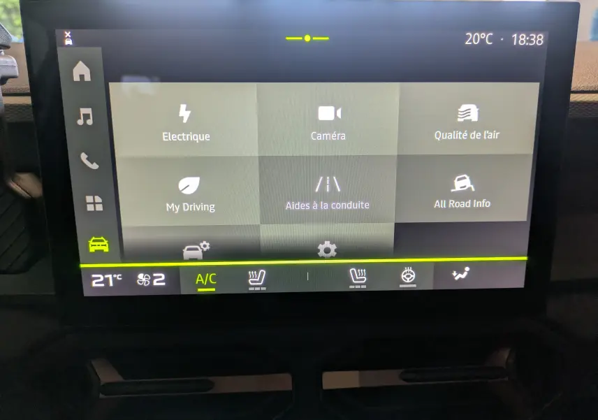 Écran tactile central du Dacia Duster 1.6 Hybrid 140 Extreme 2025 affichant les options électriques et aides à la conduite.