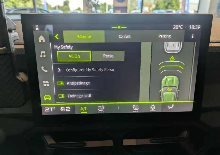Écran tactile intérieur du Dacia Duster 1.6 Hybrid 140 Extreme affichant les réglages de sécurité et la vue 360° du véhicule.