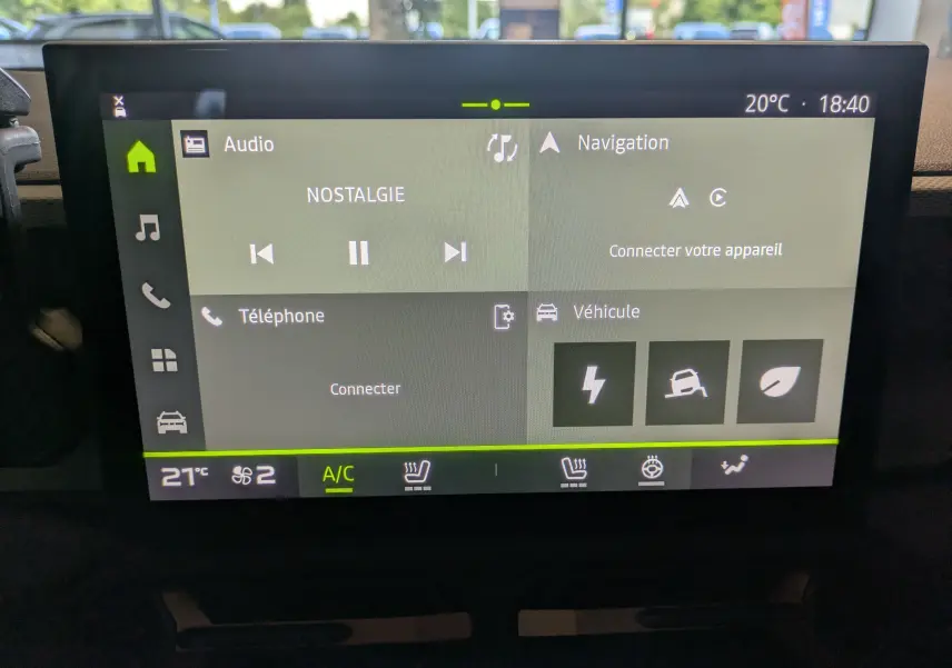 Écran tactile central du Dacia Duster 1.6 Hybrid 140 Extreme 2025 affichant audio, navigation et climatisation.