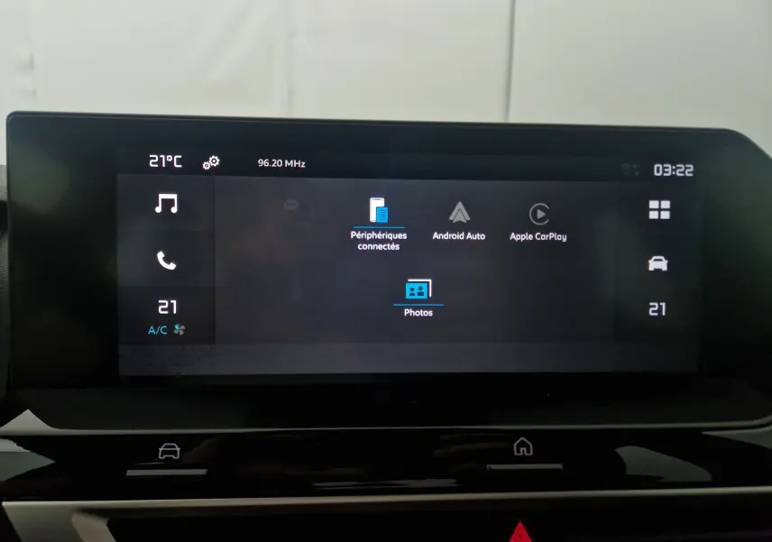 Écran tactile central de la Citroën C4 blanc Okenite 2025 affichant les options Android Auto et Apple CarPlay.