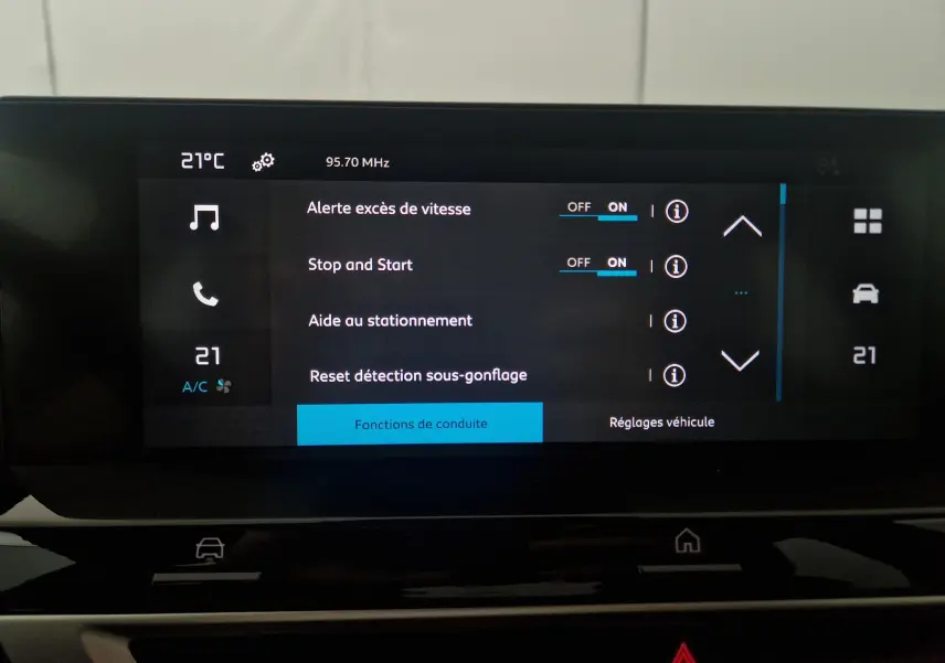 Écran central tactile du tableau de bord de la Citroën C4 blanc Okenite, affichant les réglages d'aides à la conduite.