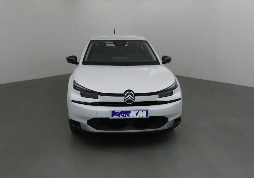 Vue frontale d'une Citroën C4 1.2 Hybrid 136 blanc Okenite avec calandre noire et logo centré.