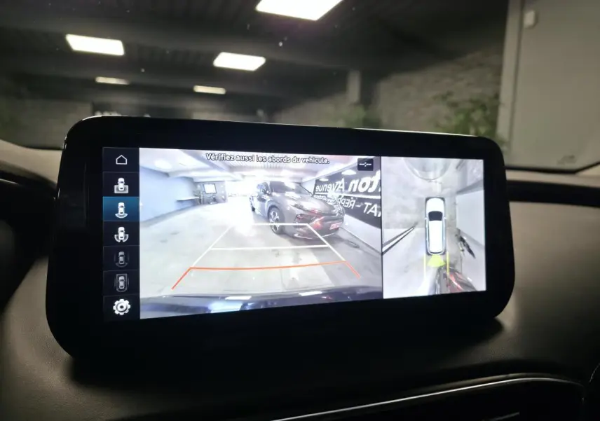 Vue écran multimédia montrant la caméra 360° avec image du Santa Fé noir en stationnement dans un garage.