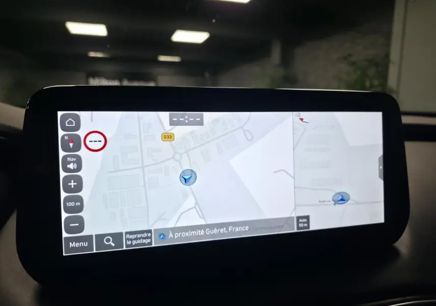 Écran tactile de navigation du Hyundai Santa Fé 2023 affichant une carte routière en intérieur voiture.