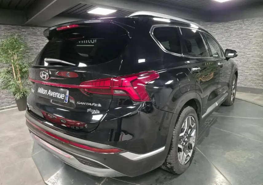 Vue 3/4 arrière droite du Hyundai Santa Fé noir 2023 avec feux arrière LED et jantes alliage 19 pouces.