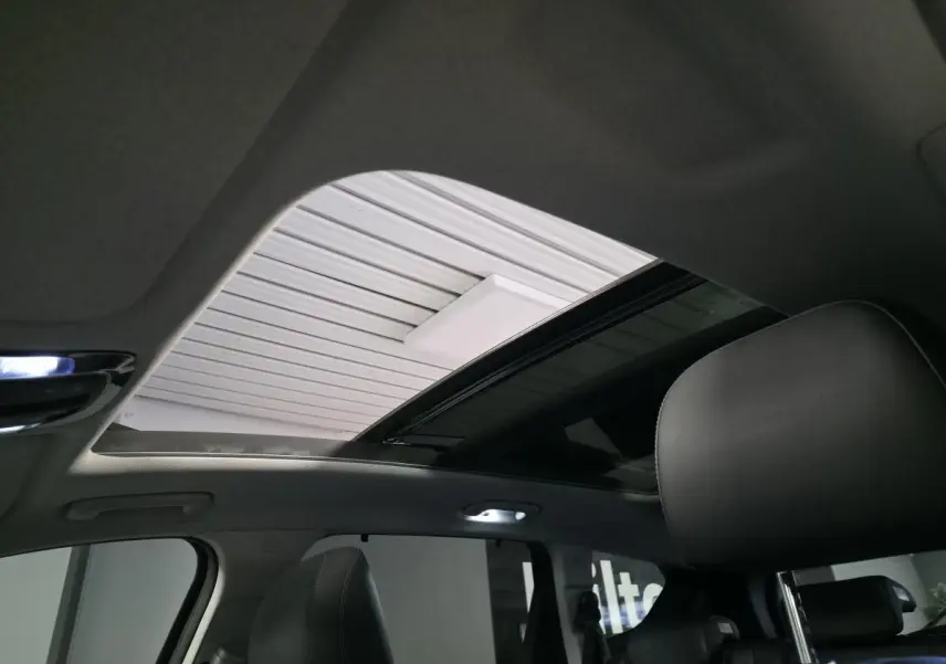 Toit ouvrant panoramique ouvert vu de l'intérieur du Hyundai Santa Fé 2023 avec sellerie cuir noire