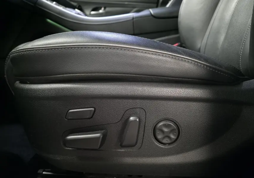 Réglages électriques du siège conducteur en cuir noir du Hyundai Santa Fé 2023, vue latérale côté gauche.
