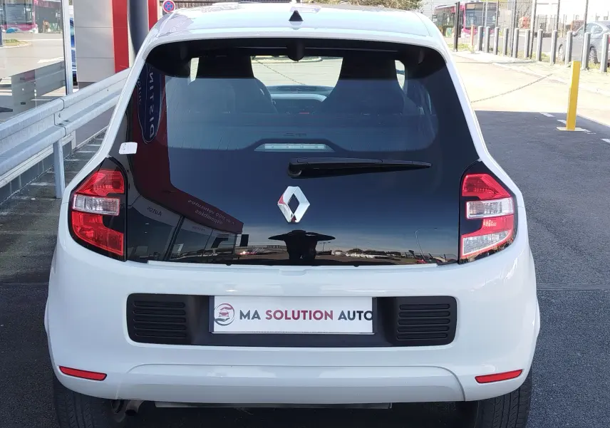 Vue arrière d'une Renault Twingo Blanc Cristal de 2016 avec lunette arrière noire et feux arrière distinctifs.