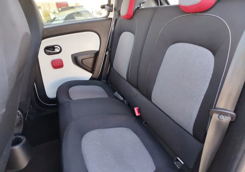 Vue intérieure de la banquette arrière de la Renault Twingo 2016, sièges gris et noir avec appuie-têtes rouges.