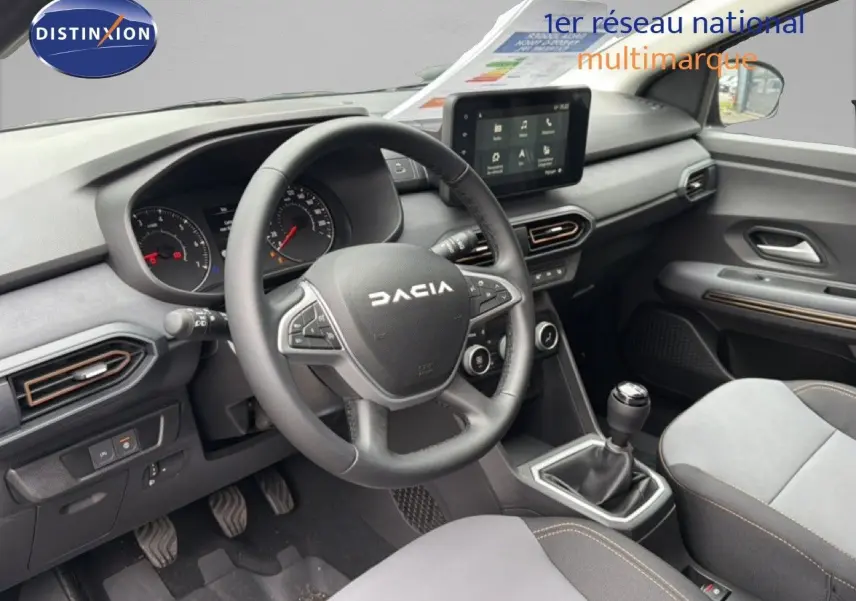 Vue intérieure avant du tableau de bord et volant noir de la Dacia Jogger 2026, avec boîte manuelle et écran tactile central.