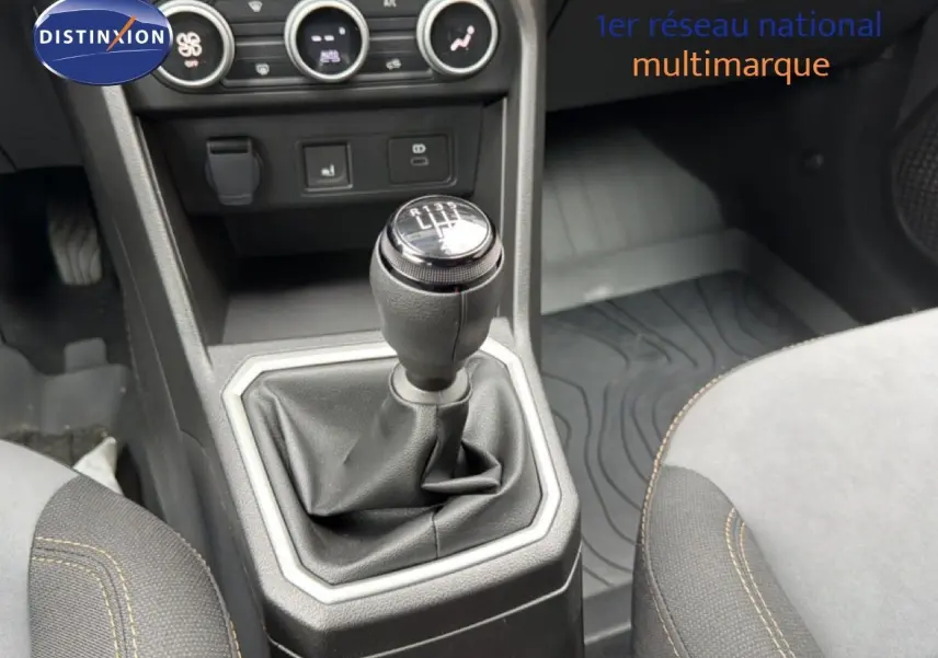 Le levier de vitesses manuel de la Dacia Jogger 2026, avec console centrale et sièges tissu gris visibles.