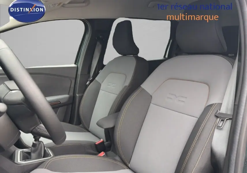 Vue intérieure côté conducteur du Dacia Jogger 2026, sièges tissu gris clair et foncé avec surpiqûres contrastantes.