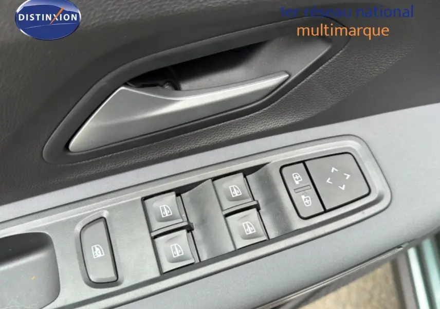 Gros plan sur les commandes de lève-vitres et rétroviseurs côté conducteur d'une Dacia Jogger 2026.