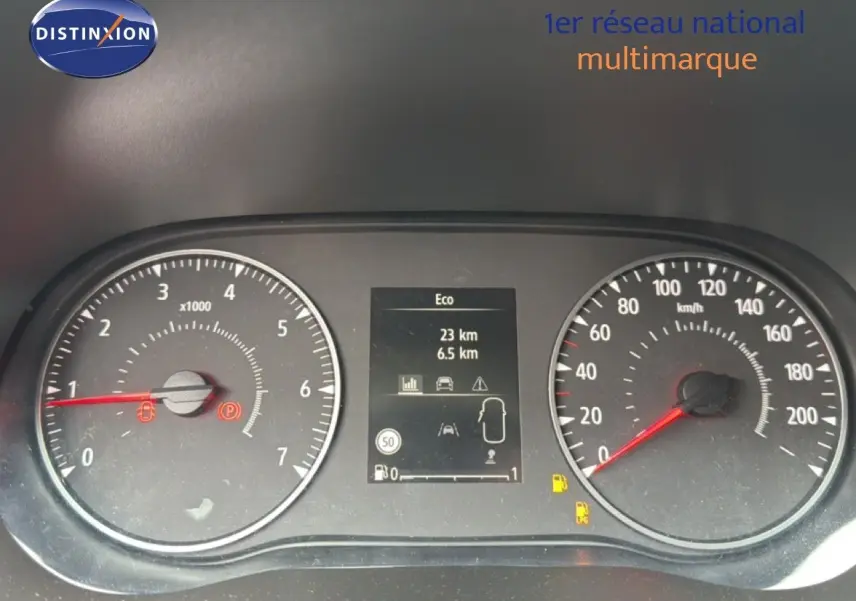 Tableau de bord du Dacia Jogger 2026, affichage central Eco et compteurs analogiques vitesse et régime moteur.