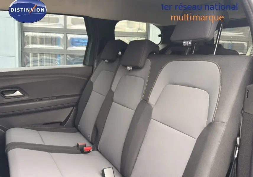 Vue intérieure des sièges arrière gris clair et foncé du Dacia Jogger 2026, montrant la banquette 3 places avec appuie-têtes.