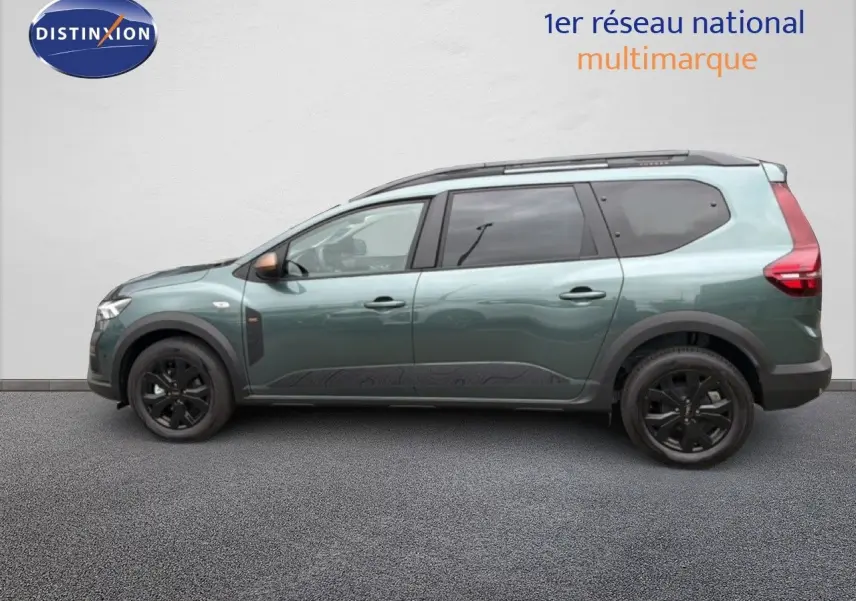 Vue latérale gauche d'un Dacia Jogger 2026 vert cèdre métallisé avec jantes noires et protections de bas de caisse.