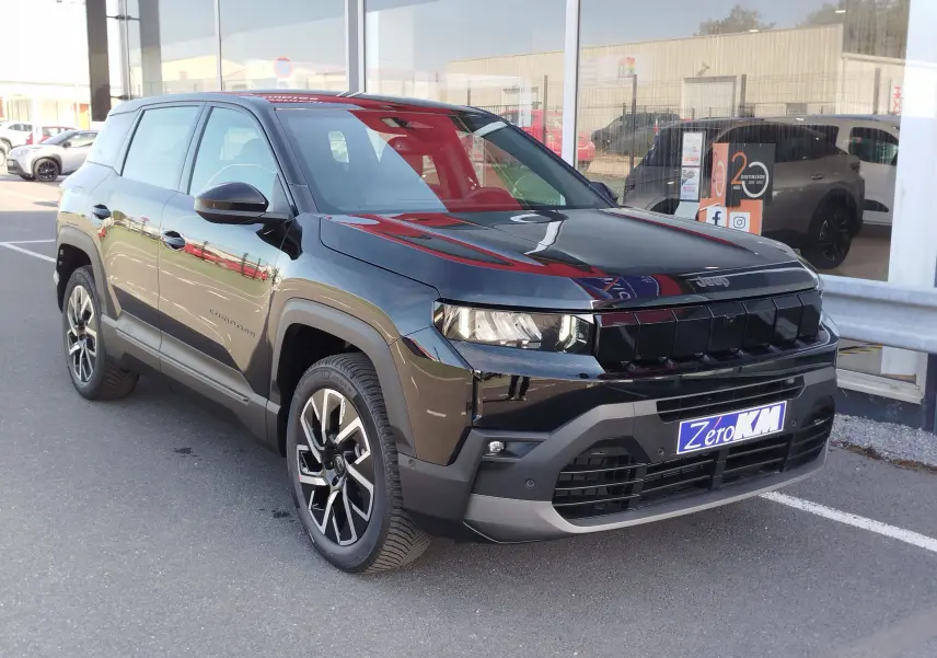 Jeep Compass noir Vulcano métal en vue 3/4 avant droit, avec calandre noire et jantes alliage distinctives.