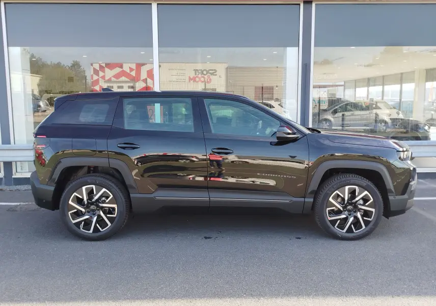 Vue latérale droite du Jeep Compass 2026 noir Vulcano métal avec jantes alliage et lignes robustes distinctives.
