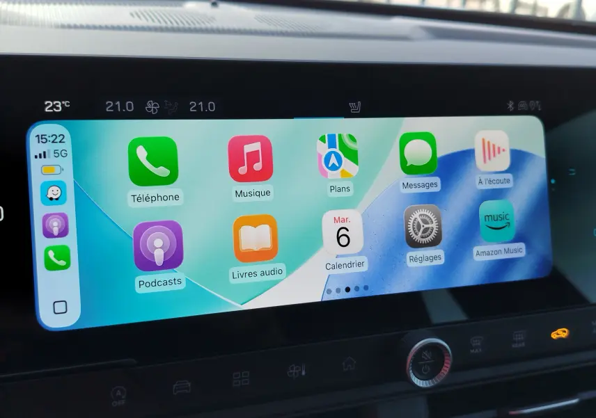 Écran tactile intérieur du Jeep Compass MHEV 145ch Altitude 2026 affichant Apple CarPlay et commandes climatisation.