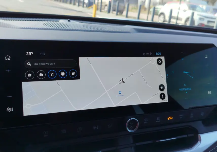 Vue rapprochée de l’écran tactile central du Jeep Compass 2026, affichant la navigation et l’horloge digitale.
